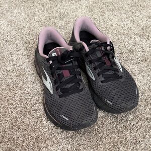 Brooks Adrenaline 22, Women's 7, Black and Pink Sneakers